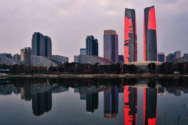 2020中秋国庆成都金融城双子塔灯光秀几点亮灯？